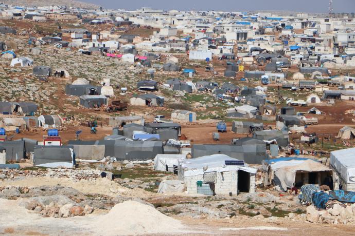 代尔哈桑（Deir Hassan）营地拥挤，收容了12万名流离失所者。由于境内流离失所者纷纷涌入，基本服务出现严重短缺，生活条件十分恶劣。