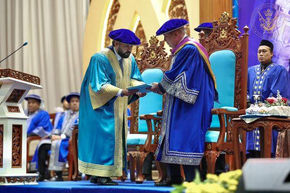 苏丹依布拉欣陛下接过荣誉博士学位