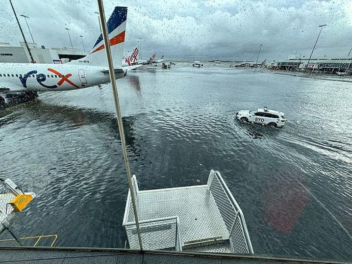 悉尼机场跑道积水