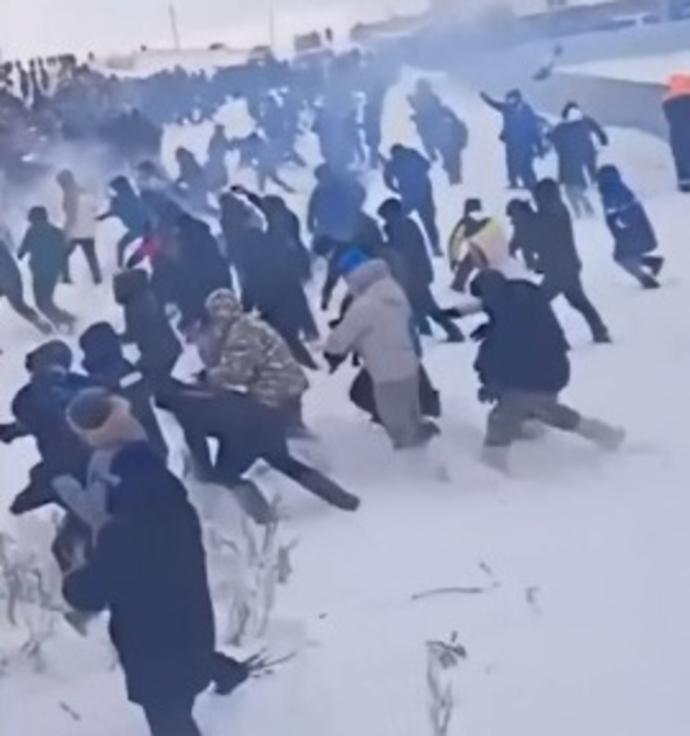 俄罗斯警民冲突