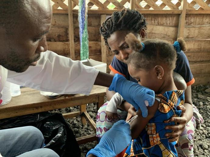 刚果儿童打麻疹疫苗