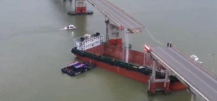 货船撞断广州大桥