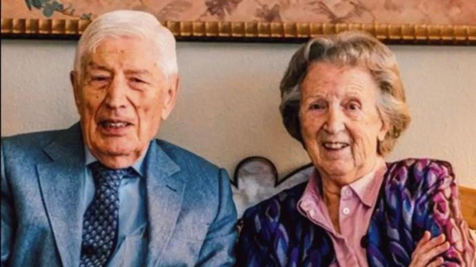 荷兰前首相范阿赫特（Dries van Agt）与结缡70年的妻子尤洁妮（Eugenie van Agt）