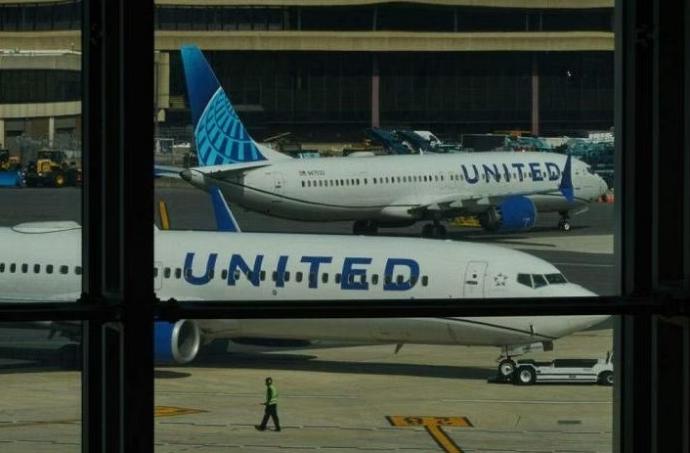 美联合航空2周6度状况　145人客机“机身面板缺一块”降落才知