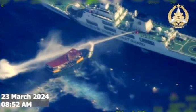 中国海警船发射水炮