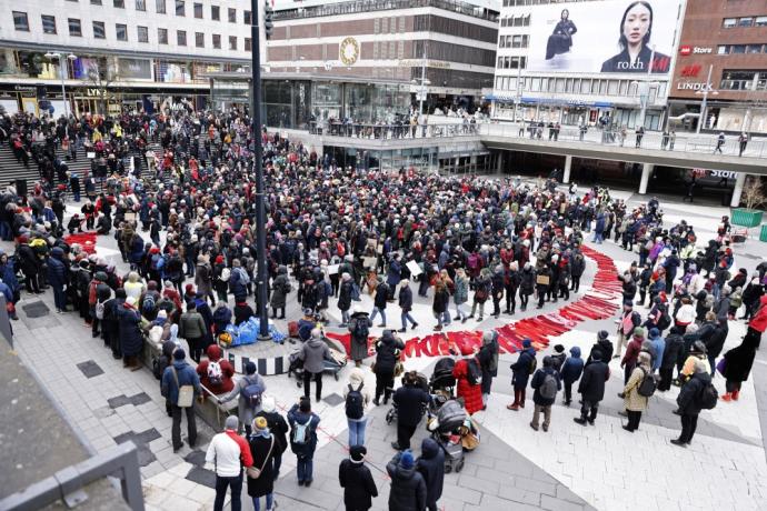 瑞典数百妇女持围巾绕议会