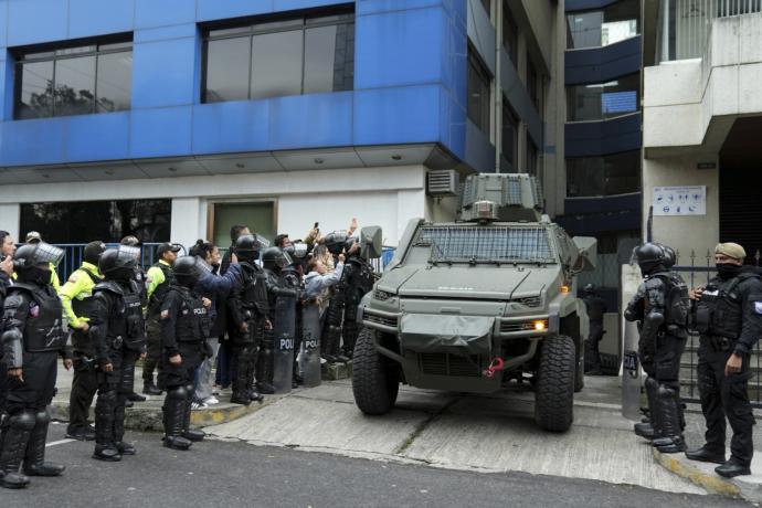 厄瓜多尔装甲车进入墨西哥使馆