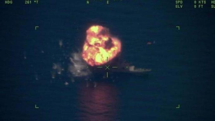 印尼海军3导弹击沉退役军舰