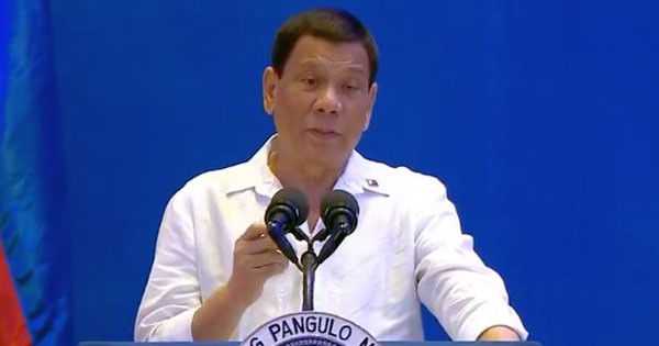 菲律宾总统杜特蒂星期一在菲华工商总会的大会上致词。