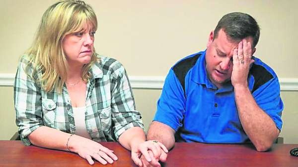 佛州枪击案凶手克鲁兹的养父母詹姆斯·斯尼德和金伯莉。