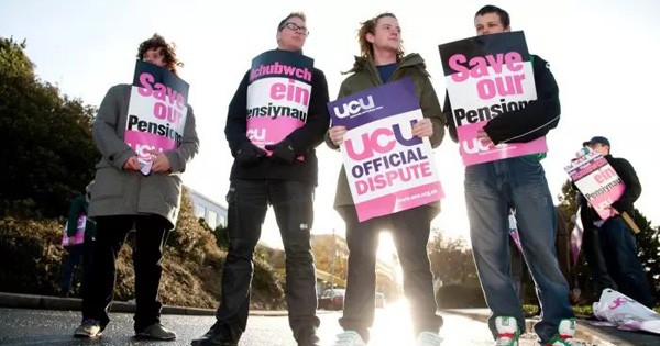英国大学教师抗议改革计划将导致他们退休金大减。