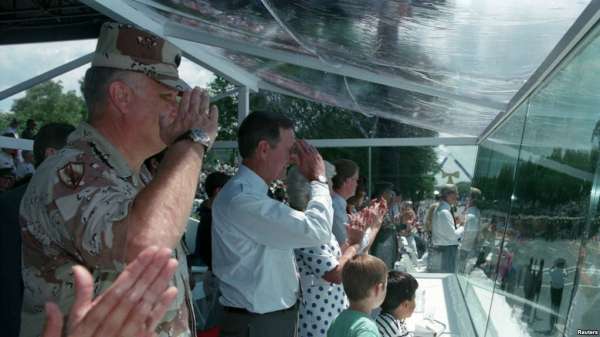 美国1991年举行阅兵式，时任总统老布什在华盛顿庆祝沙漠风暴行动的胜利。（资料照片）