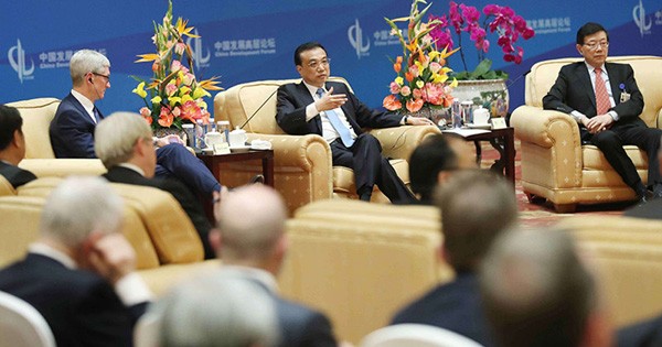 李克强（中）星期一会见出席中国发展高层论坛年会的外方代表。