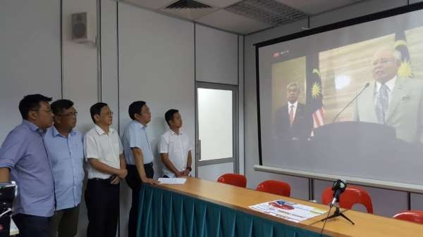 邓章耀与党要在民政党槟州总部观看现场转播。