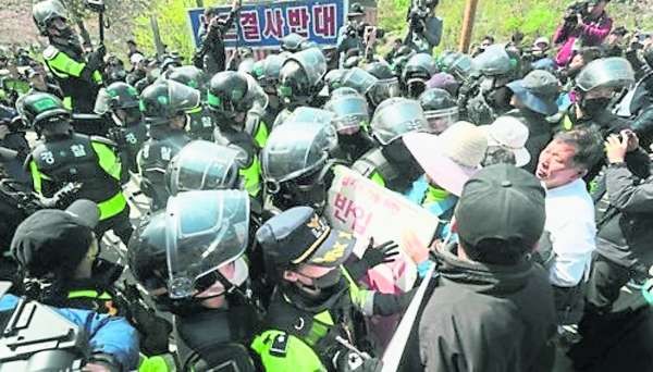 在韩国庆尚北道星州郡草田面韶成里一座大桥上，警方和反对“萨德”的团体星期四发生肢体冲突。