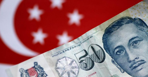 新加坡金融管理局宣布让新元恢复缓步升值，结束维持两年的不升值政策。