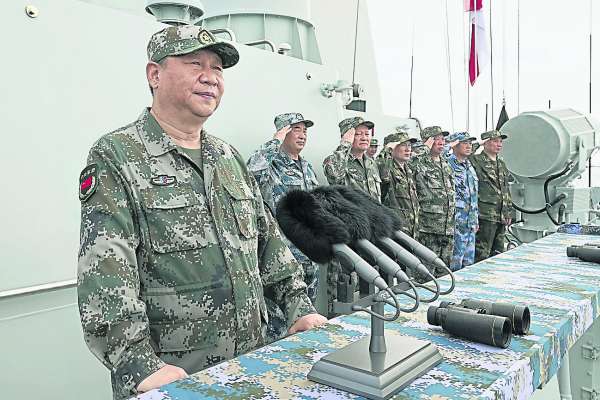习近平（左）率领中央军委检阅中共建国以来的最大型海上阅兵。（新华社）