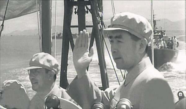 中共1957年举行第一次海上阅兵，毛泽东未出席，由总理周恩来负责检阅。