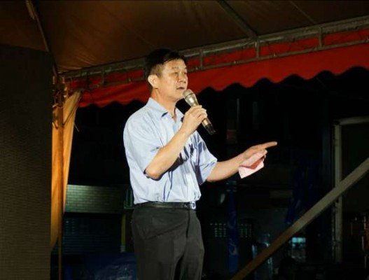 李志亮向民众宣布，将把协助金宝区非法农耕地合法化列入竞选宣言。
