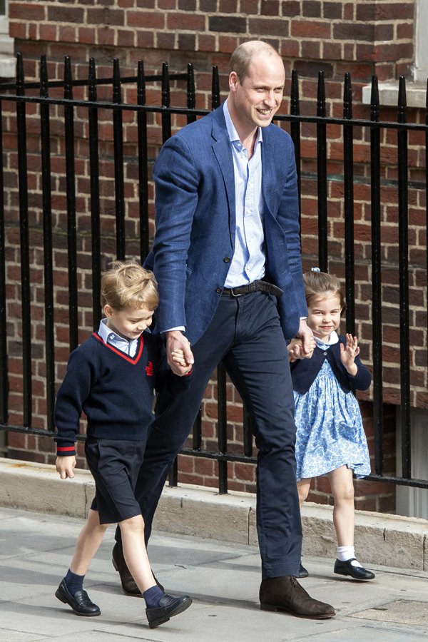 威廉王子带着一对儿女前往医院接弟弟回家，三人一身蓝色服装也引起关注。（欧新社）