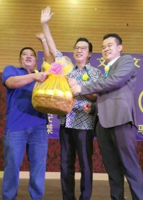 文冬文谊商业俱乐部主席陈伟良赠送水果礼篮予廖中莱，左为韩子云。