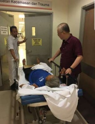 魏家祥(右)昨天赶到医院探望受伤的陈芳惠。