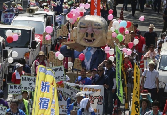2万8000名与会劳工聚集在涩谷参加会议，呼吁日本政府应正视劳工权益。（美联社）