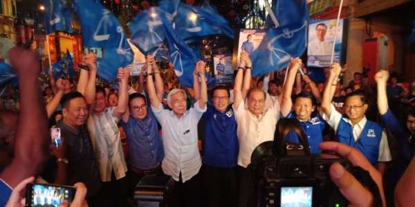 何启文（右起）、浦文雄、陈广才、廖中莱及林亚礼及其他马华领袖展示团结势更强的精神。