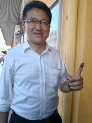刘镇东出示沾了墨汁的左手指。