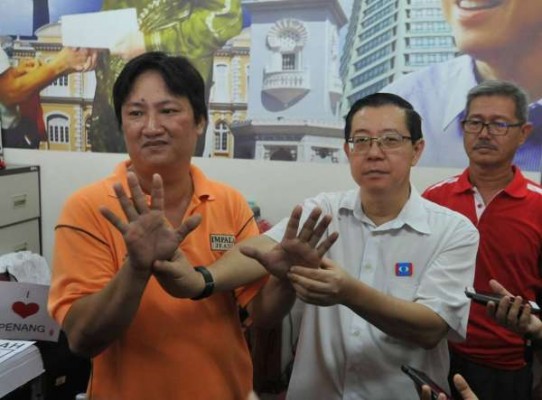 林冠英叫吴保昌展示他没沾墨的手，以证明未曾投票。