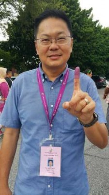 杜绳祯在今早8时02分，为自己任候选人后投下自己的一票后向媒体展示手指上的墨汁。