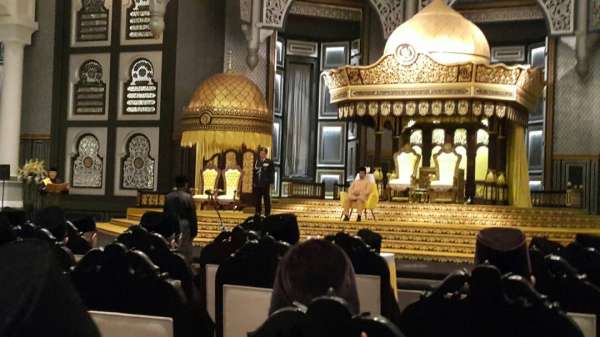 伊斯兰党前往王宫觐见登州苏丹米占再纳阿比丁殿下，宣誓正式组成登州新政府。