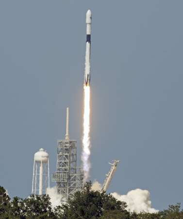 载着“孟加拉1号”卫星的“猎鹰9号”Block 5型火箭，上星期五在佛州成功升空。（美联社）