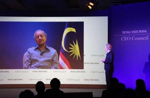 马哈迪通过视频会议，在东京举行的华尔街日报活动上谈论大马政局。
