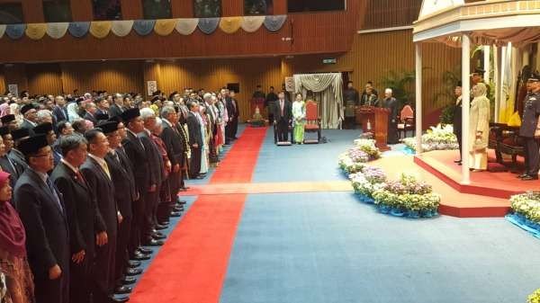 槟州10名行政议员在槟州首席部长曹观友率领下在槟州元首面前宣誓就职。
