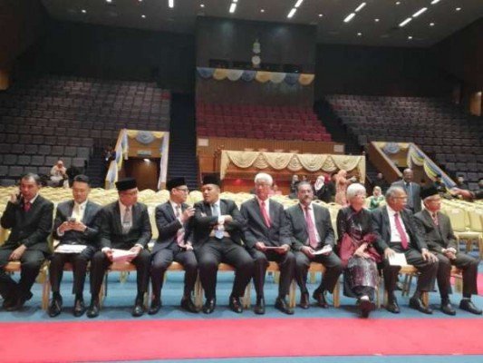 槟州10名行政议员排排坐，等待宣誓就任。左起孙意志、杨顺兴、阿都哈林，再里尔，阿菲夫、彭文宝、佳日星、章瑛 、拉马沙米及阿末查基尤丁。