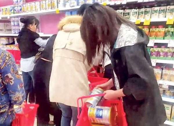 中国人在澳洲超市抢购奶粉，影响当地供应。