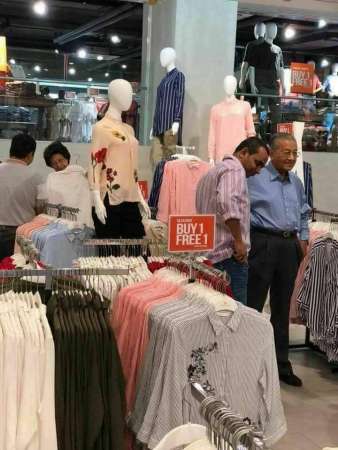 网民在上载马哈迪夫妇去服装店购买“买一送一”衣服的照片。