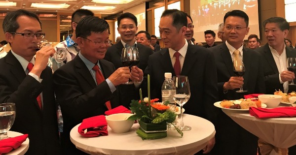 槟州原任议长拿督刘子健（左起）、曹观友、吴骏、杨顺兴行政议员和丹斯里陈国平把酒言欢。