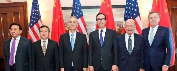 美国财长努钦（中右）上星期四在推特发出与中国副总理刘鹤（中左）会面的合照。