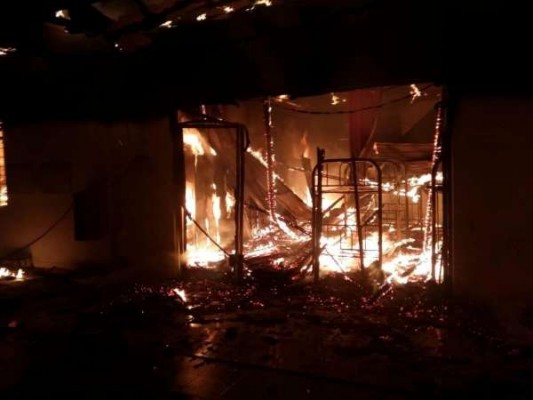 林茂一所宗教学校男生宿舍凌晨突发火灾，85名学生及时惊醒逃生。
