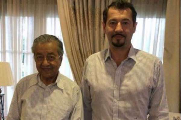 塞维尔上载与马哈迪的合照，自称已和马哈迪会面。