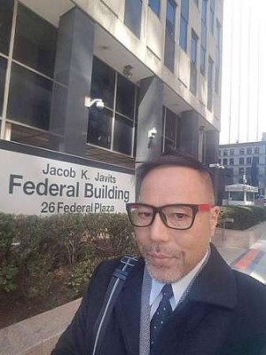 凯鲁丁在美国纽约联邦调查局总部外留影。