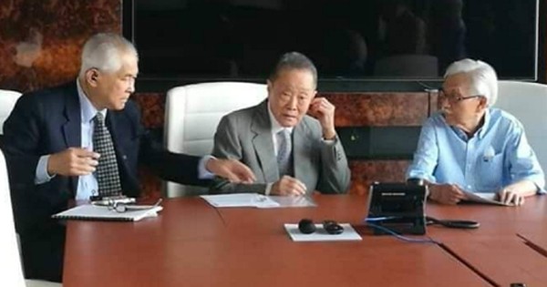 达因（右起）、郭鹤年和胡兆南在会议开始前交谈。