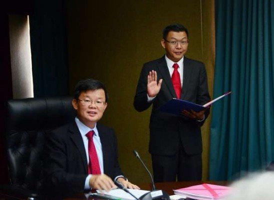 郑来兴（右）在曹观友见证下，宣誓就任槟首长政治秘书。