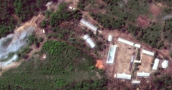 美国公司“数字环球”星期三提供的卫星照片，显示朝鲜的丰溪里核试验场。朝鲜星期四炸毁核试验场的全部坑道。（美联社）