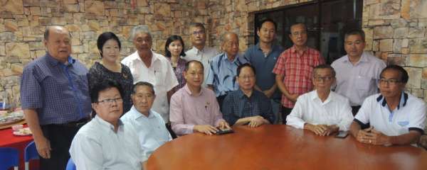 刘利民（前排左四）访问玻璃市玻州董联会举行记者会，傅振荃（左起）、陈开平、庄俊隆、刘利民、许高廷。