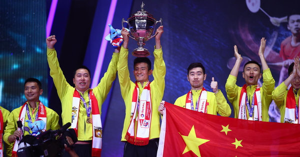 谌龙以中国男队队长身分捧起汤姆斯杯，与全队一同欢庆。