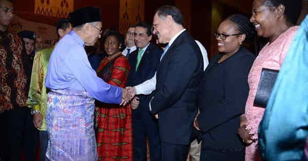 马哈迪在一项开斋活动上，与外国代表交流。