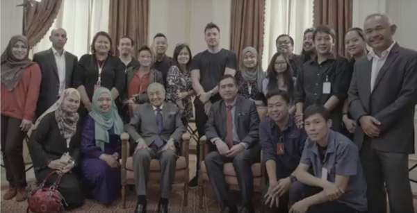 马哈迪（前左三起）及陆兆福与拍摄短片的工作人员一同祝大家平安快乐迎开斋佳节。